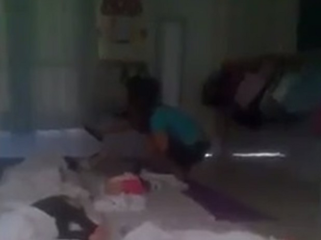 Reprodução - Professora aparece em vídeo levantando chinelo para criança em São José do Cedro