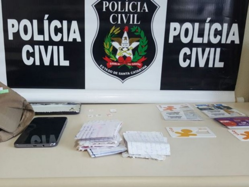 Giácomo Miranda/Diário Alto Vale - Polícia apreendeu na casa do suspeito um celular e 7 chips