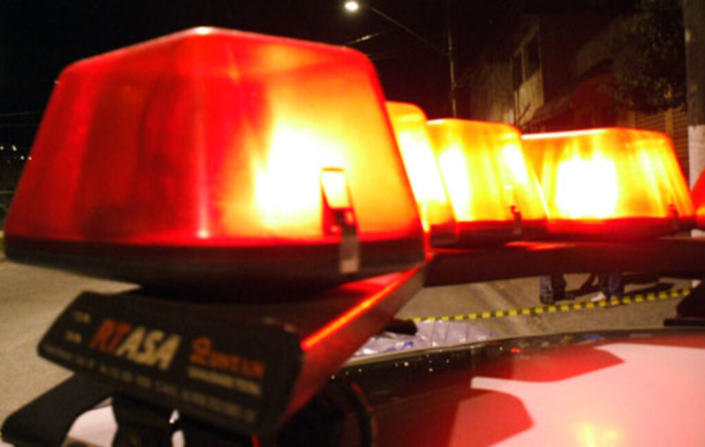Menores invadem garagem de carros, em Pinhalzinho