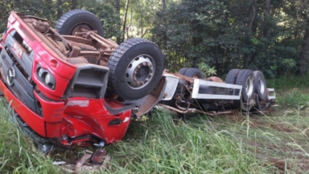 Bombeiros - Caminhão Mercedes Benz Atego na manhã desta quinta-feira (14)