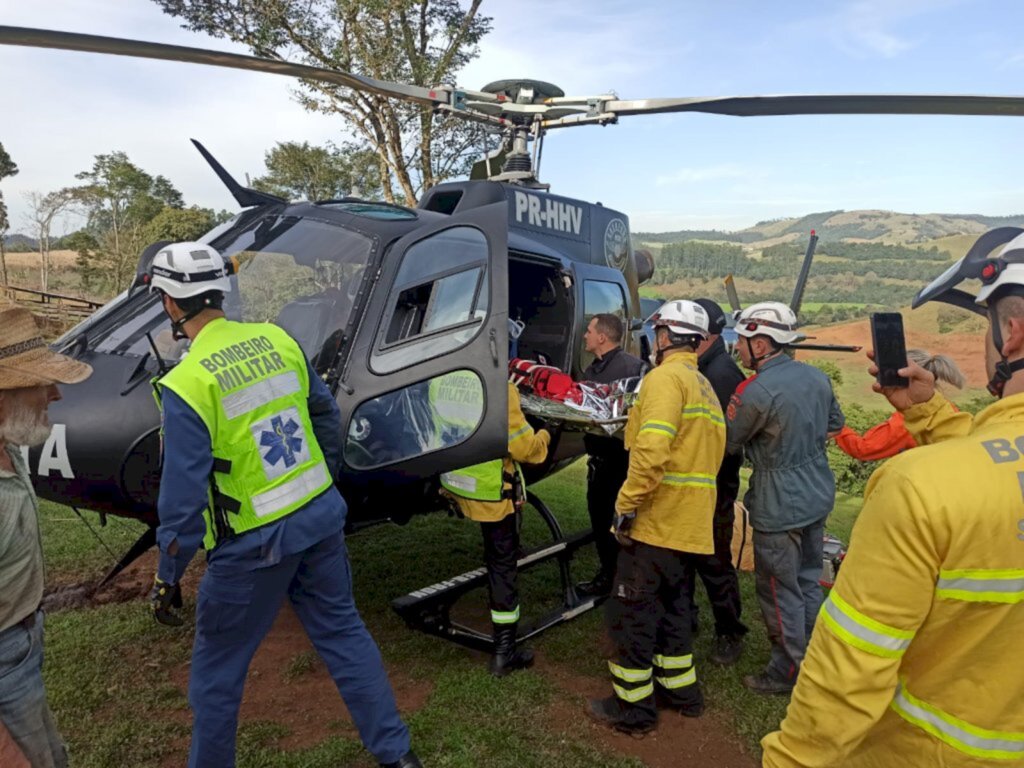 Homem fica preso em baixo de trator em Quilombo