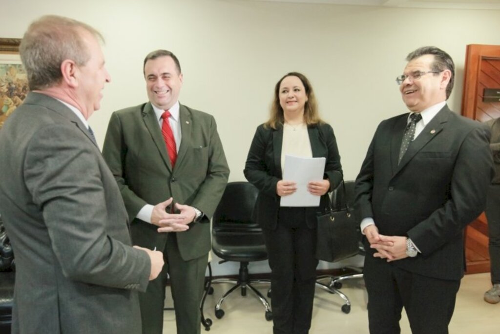 Vicente Schmitt/Agência AL - Deputado Mauricio Eskudlark, embaixador Juan Ángel Delgadillo, cônsul no Paraná, Santiago Riquelme, e a 1ª secretária do consulado, Noelia Villalba