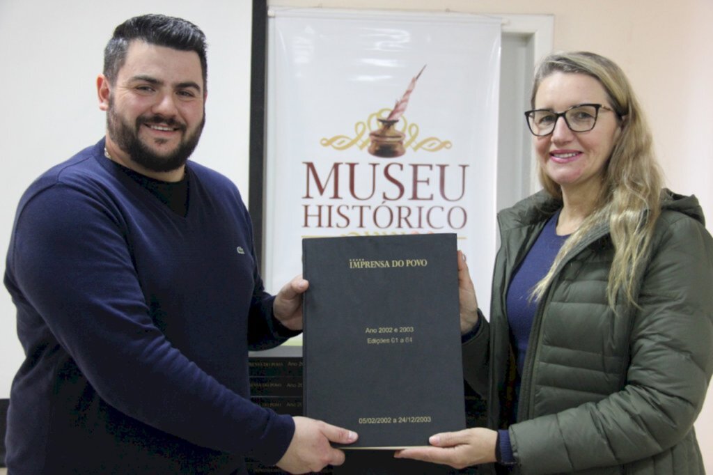 Guilherme Detoni, Jornal Imprensa do Povo - Diretor geral do jornal Imprensa do Povo Jocimar Borba e a responsável pelo Museu Histórico de Pinhalzinho Neiva Lermen, no momento da entrega dos documentos.