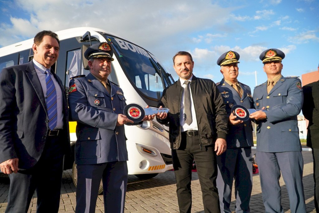 Estado entrega R$ 15,3 milhões em equipamentos para Corpo de Bombeiros Militar em ato de promoção de praças e oficiais