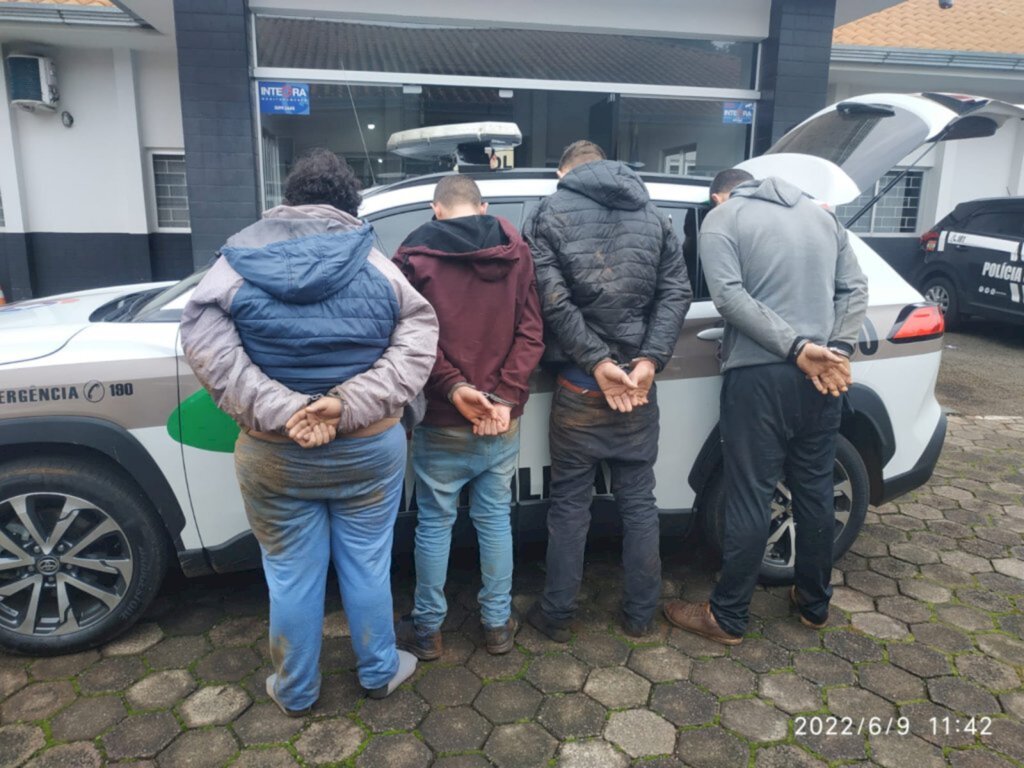 Rápida ação policial captura quatro criminosos em Pinhalzinho