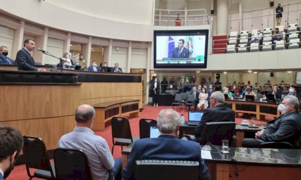 Carlos Moisés destaca municipalismo e investimentos históricos na mensagem anual aos deputados