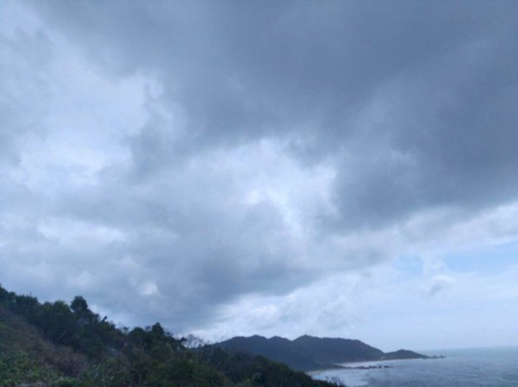 Semana termina com sol entre nuvens e chance de chuva em SC