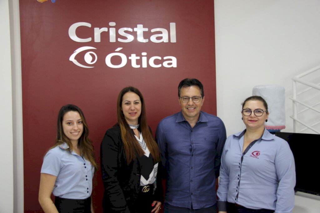 Cristal Ótica completa 17 anos com novos projetos e nova identidade visual