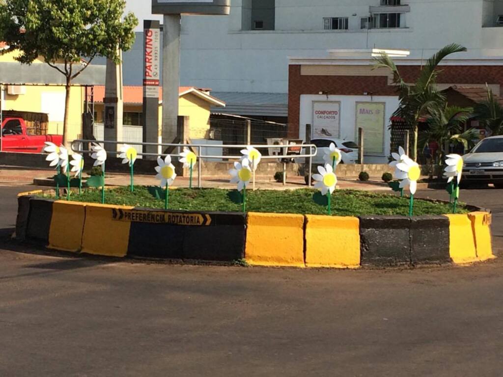 Imprensa do Povo - Rótulas foram enfeitadas com margaridas, flor símbolo do Fórum Bem-Me-Quer