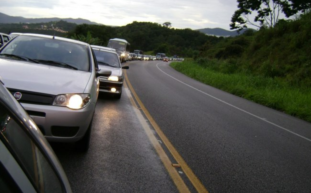 Uso de farol baixo nas rodovias durante o dia será obrigatório a partir de sexta-feira