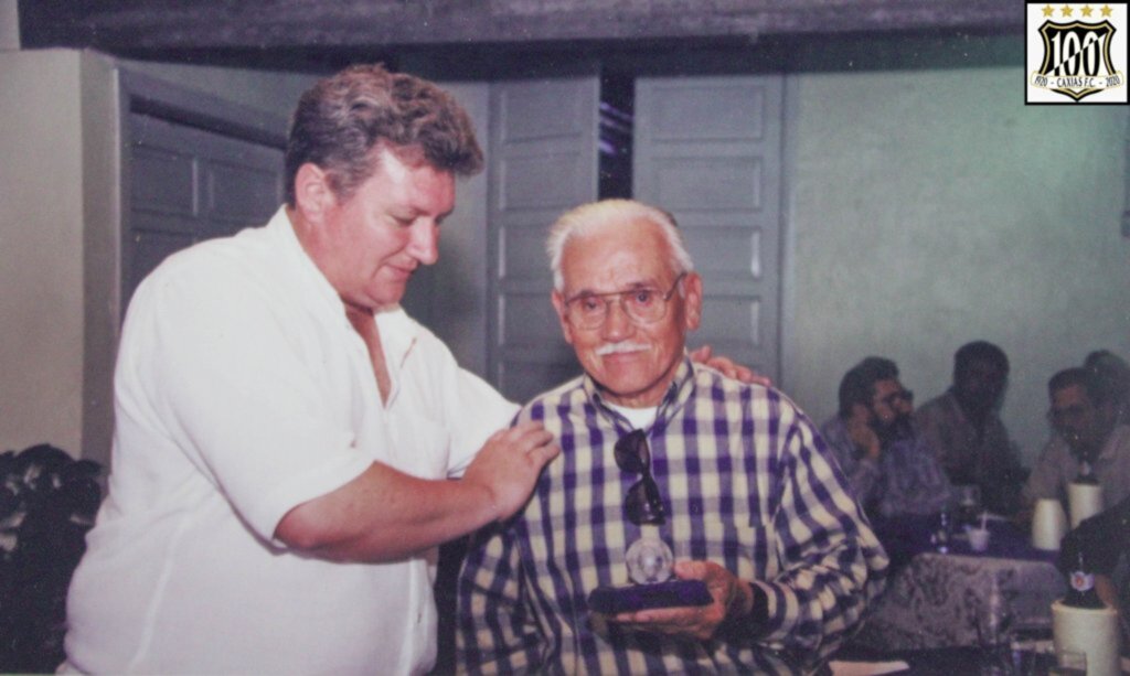 Arquivo Caxias Futebol Clube - Oswaldo Maçaneiro (à direita) sendo homenageado por Norberto Gottschalk