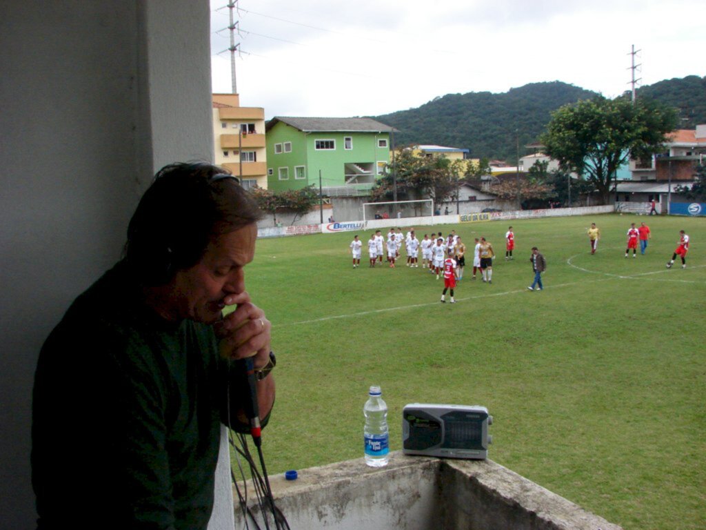  - Narrador Mário Celso, no estádio do Juventus do Iririú, sendo homenageado em campo no dia de seu aniversário, em 2009