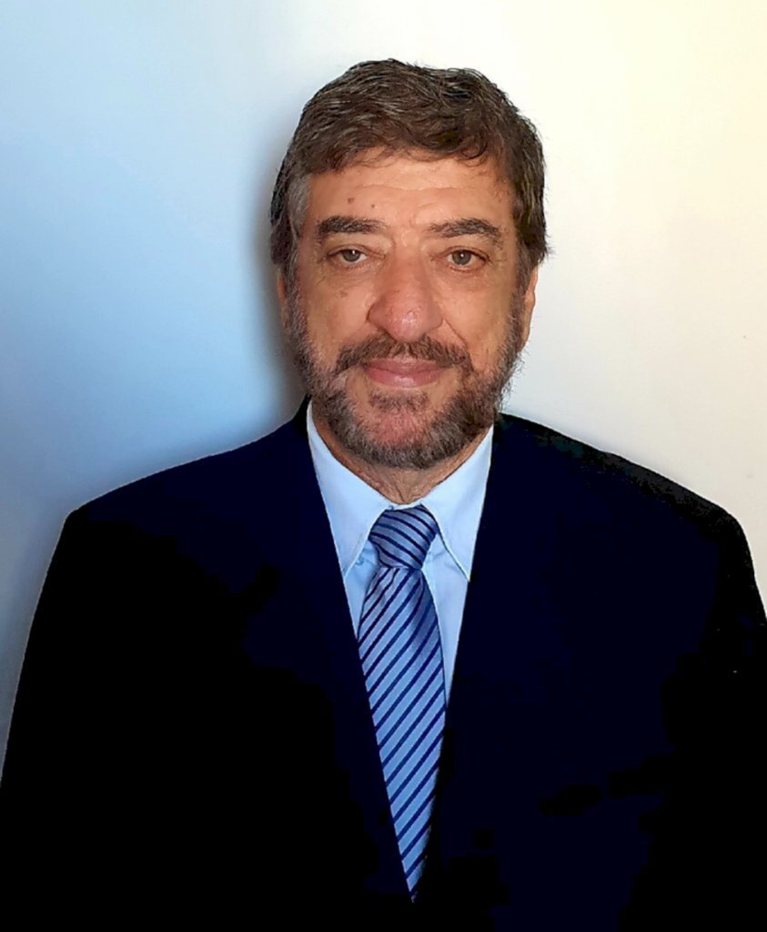  - Sidônio Cassol - Professor, com pós-graduações em Psicopedagogia e Pesquisa e Ciência da Educação. Parapsicólogo pelo Instituto de Parapsicologia e Ciências Mentais de Joinville. Palestrante motivacional, comunicador de Rádio e escritor. Membro da Associação Internacional de Lions Clubes. Reside em Joinville, é casado, pai de três filhos e avô de 4 netos