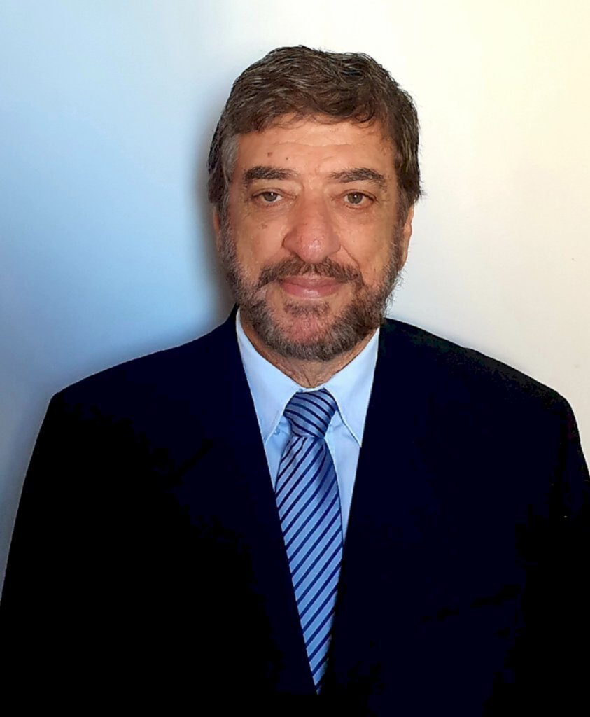  - Sidônio Cassol - Professor, com pós-graduações em Psicopedagogia e Pesquisa e Ciência da Educação. Parapsicólogo pelo Instituto de Parapsicologia e Ciências Mentais de Joinville. Palestrante motivacional, comunicador de Rádio e escritor. Membro da Associação Internacional de Lions Clubes. Reside em Joinville, é casado, pai de três filhos e avô de 4 netos.