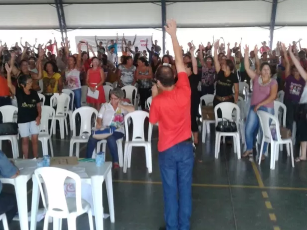 Professores fazem paralisações contra perda de direitos trabalhistas