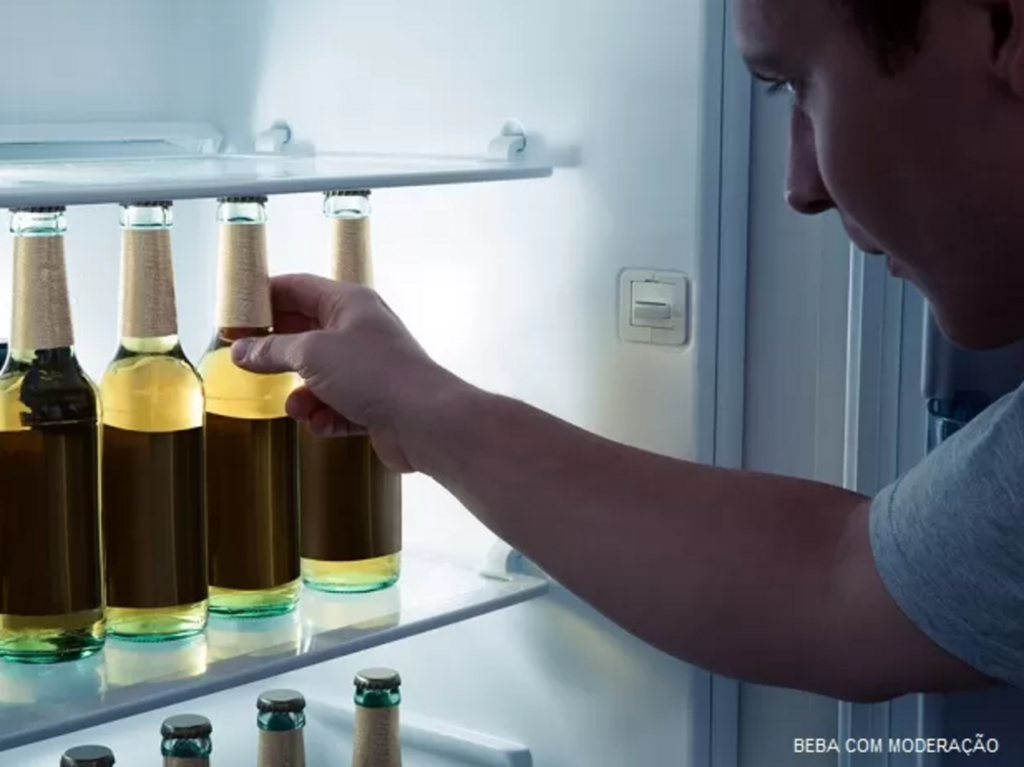 De pé ou deitada? Veja como guardar a cerveja dentro e fora da geladeira