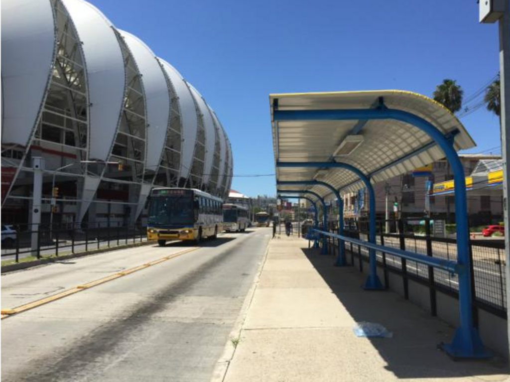 Projeto quer mudar de azul para vermelho pintura de paradas de ônibus no entorno do Beira-Rio