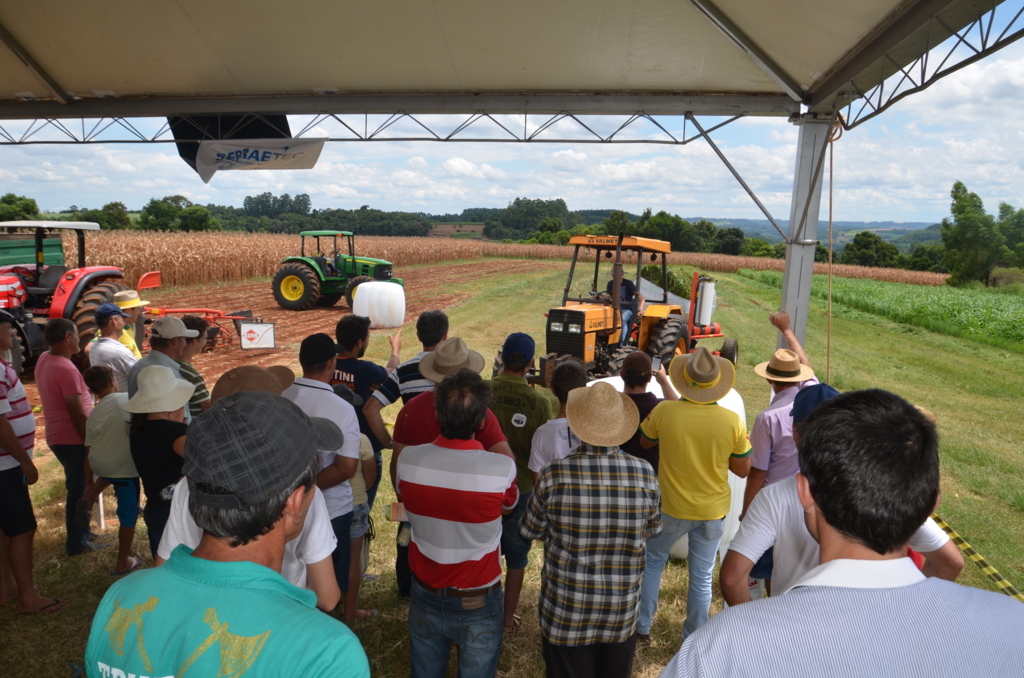 Demostração de máquinas no Itaipu Rural Show