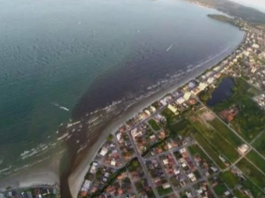 Mancha escura aparece no mar da Praia de Perequê, em Porto Belo