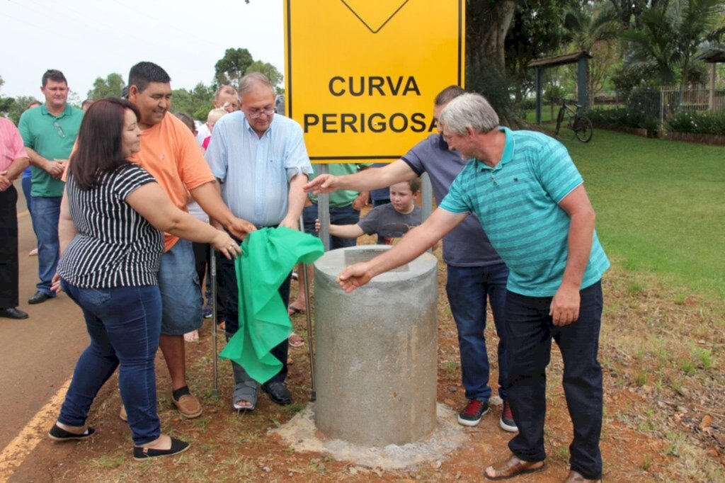 Governo municipal inaugura trecho asfáltico na Linha Riqueza