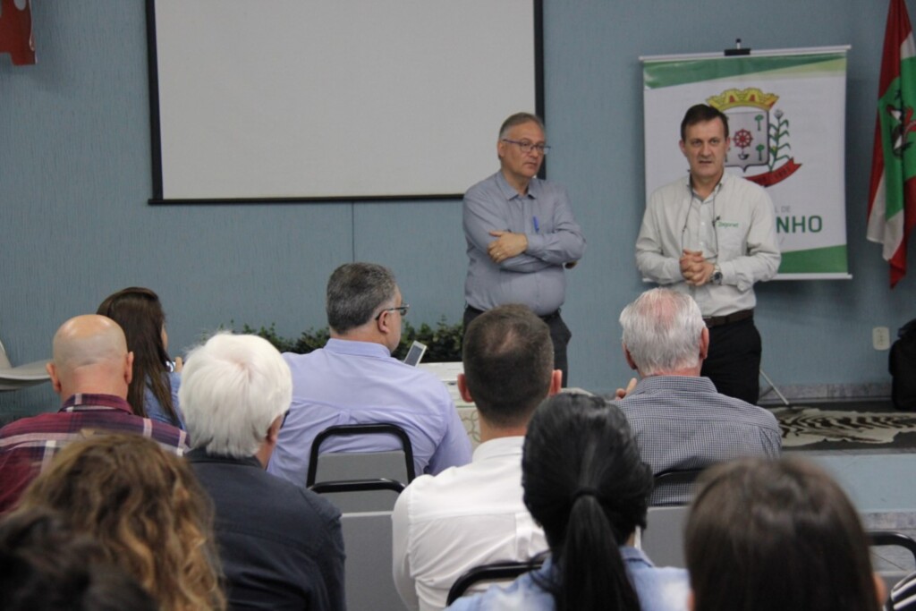 Prefeito apresenta ações do município a empresários