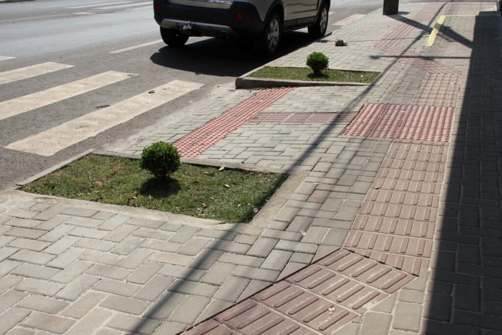 MP cobra calçadas com acessibilidade em frente a residências