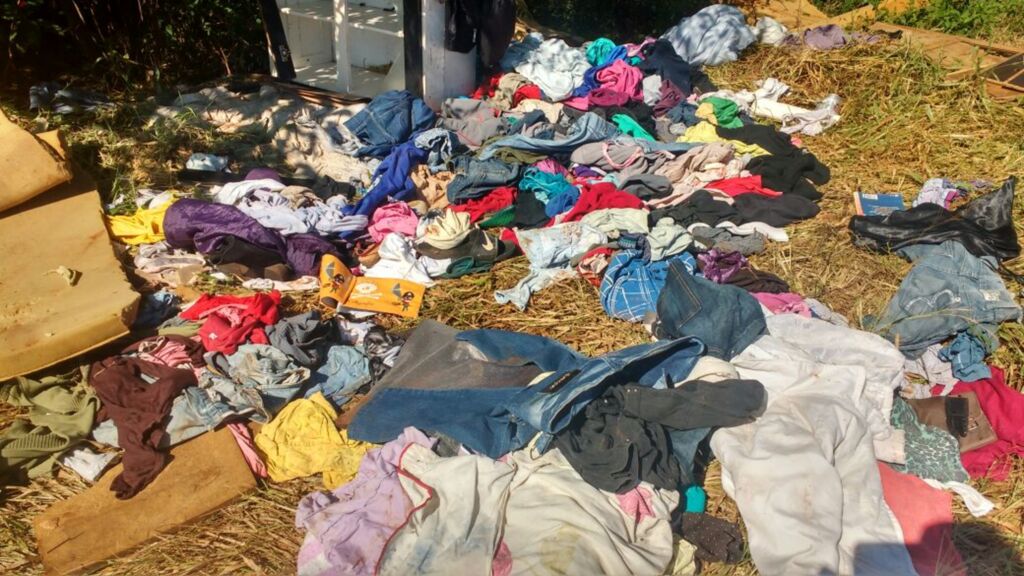 Roupas são descartadas em terreno baldio