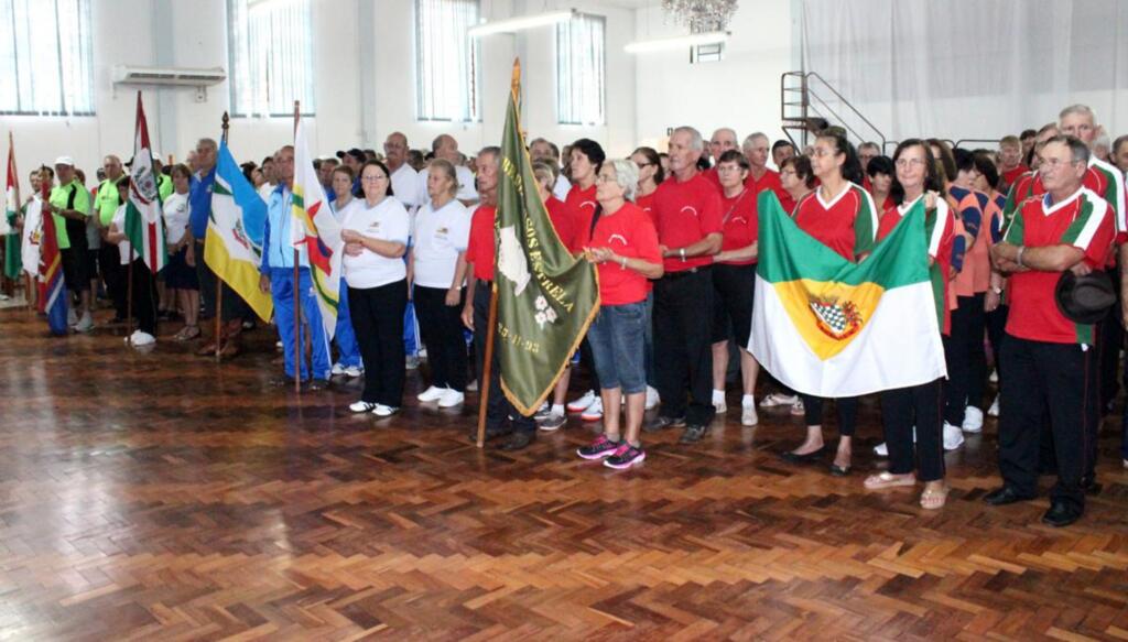 Divulgação - Atletas da terceira idade de Pinhalzinho na epata regional em 2016