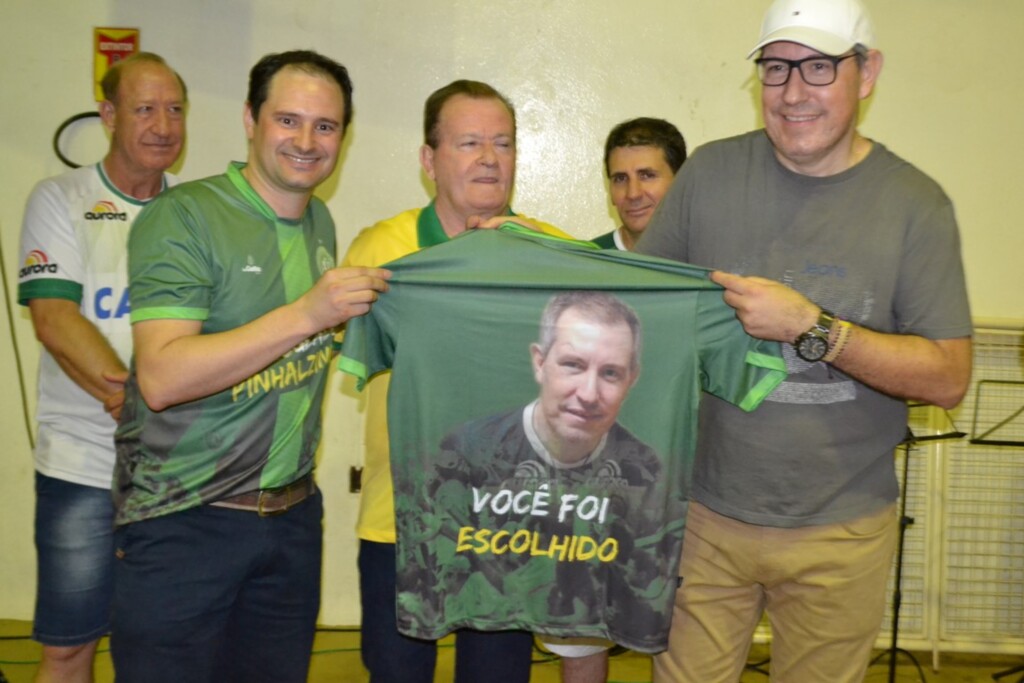 Rodrigo Kroth - Rafael Henzel recebeu a camisa do Consulado de Pinhalzinho