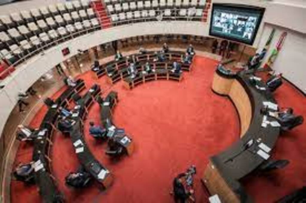 Reajuste de 68% no salário do governador é aprovado em comissão na ALESC