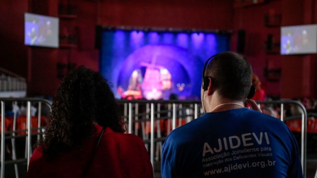 1,5 mil pessoas assistem sessão inclusiva do musical Illuminare em Joinville