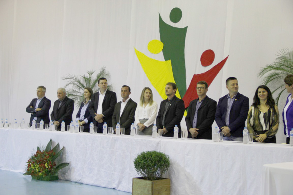 Isabel Müller/IMP - Lideranças do município fizeram parte da mesa de honra