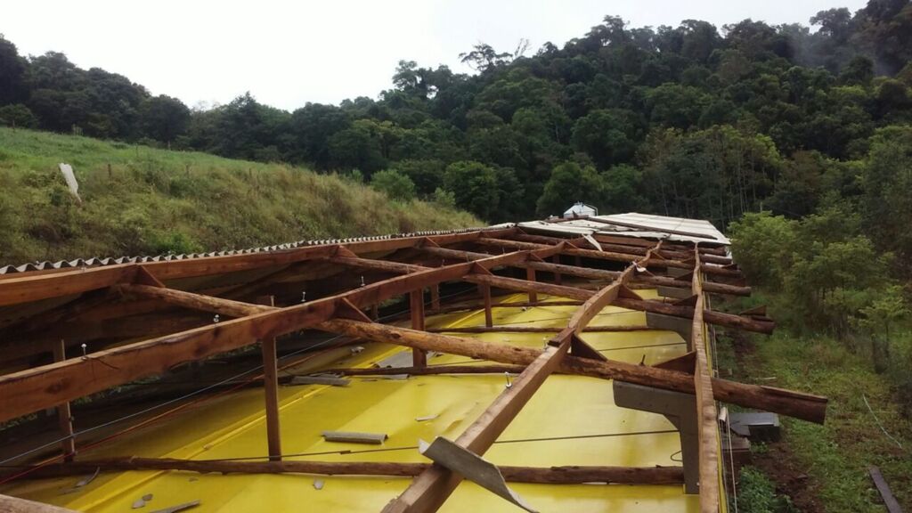 Mauro Sehnem/Secretaria da Agricultura - Pocilga na propriedade de Cleomar Morschell teve mais de 170 telhas de fibrocimento danificadas