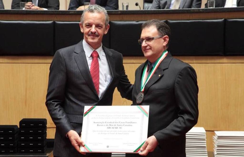Divulgação - Lorenzini recebeu das mãos do Deputado Estadual Dirceu Dresch a Comenda do Legislativo Catarinense