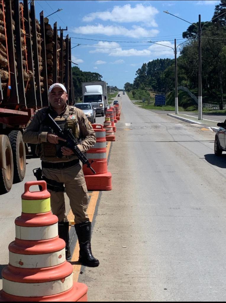 POLÍCIA MILITAR RODOVIÁRIA FLAGRA VEÍCULO EM MAU ESTADO DE CONSERVAÇÃO