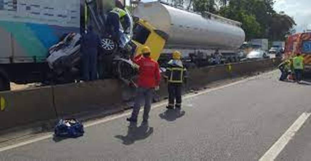 Carros são esmagados em acidente com duas mortes em Araquari