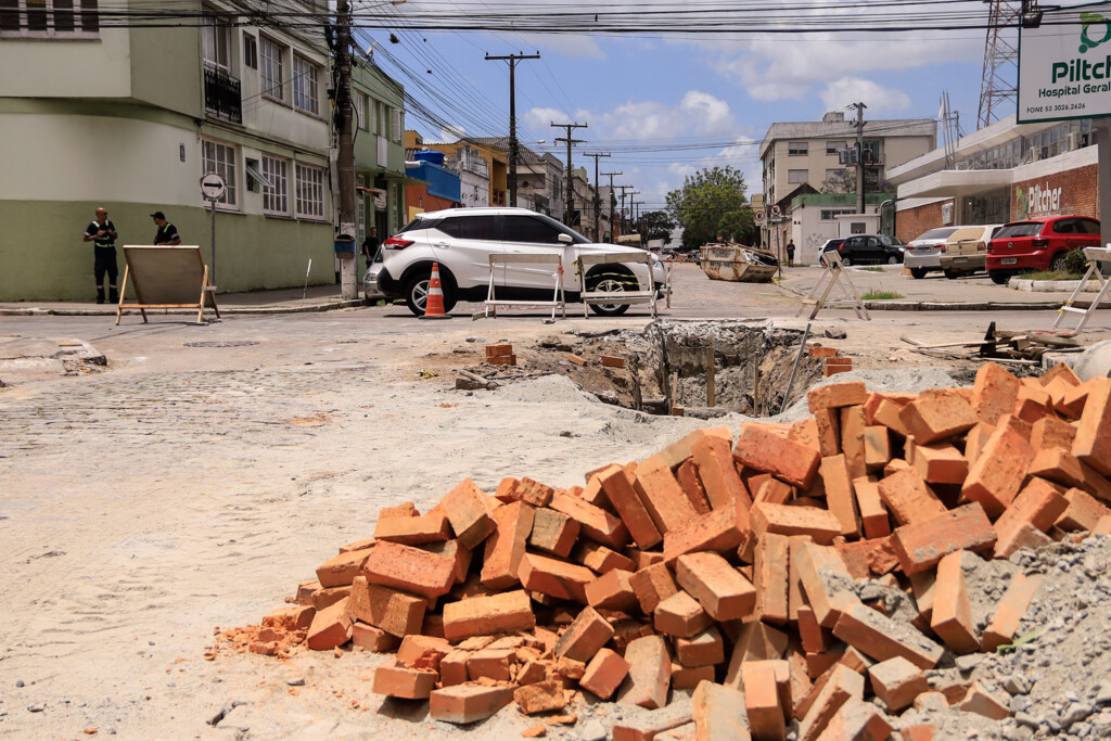 Obras exigem atenção de motoristas na Andrade Neves e Osório