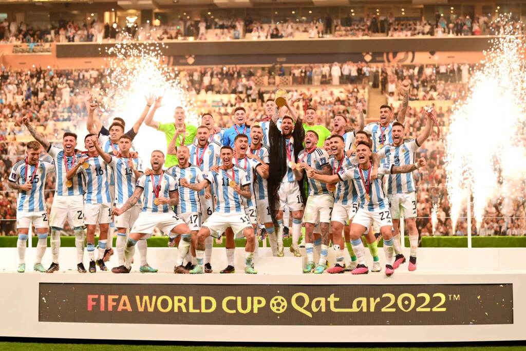 (Foto: Divulgação) - Craque argentino ergue o tão sonhado troféu após conquista épica no Catar