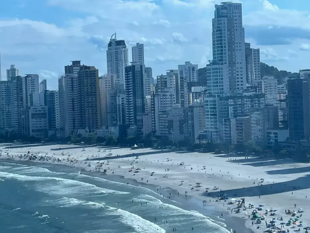  - Vista dos prédios na orla da Praia Central de Balneário Camboriú após alargamento da faixa de areia — Foto: Clarìssa Batìstela/g1