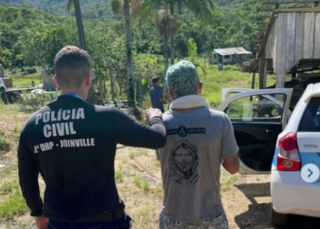 GARUVA: Polícia cumpre mandados por homicídio e porte de arma de fogo