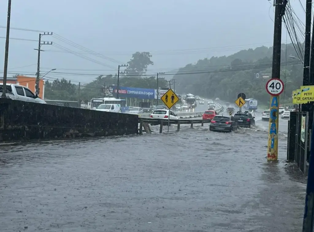 Chuva forte volta a alagar ruas e causa interdição em rodovia federal em SC