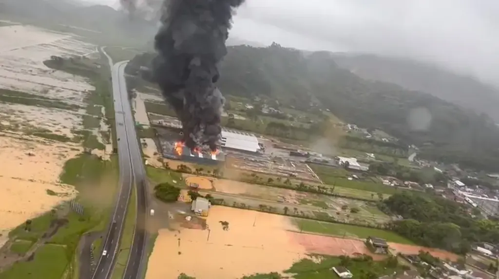  - Incêndio libera fumaça tóxica às margens da BR-101 em SC — Foto: Corpo de Bombeiros