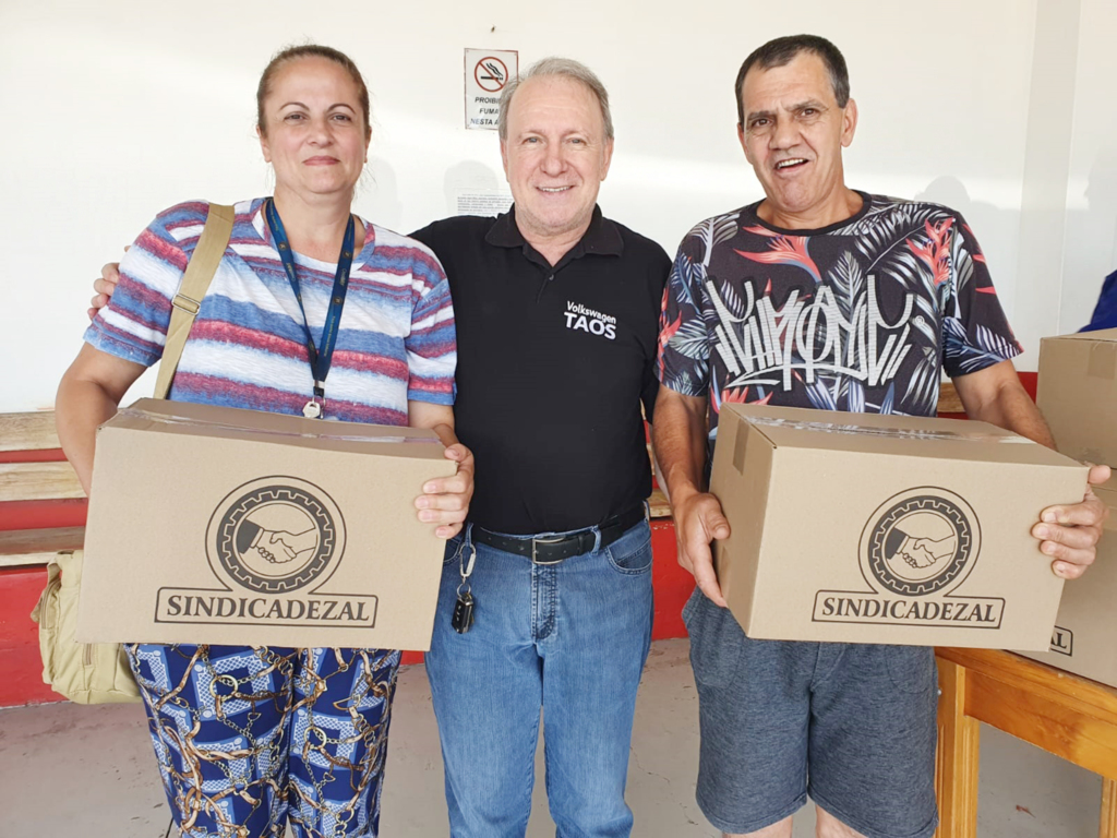 Foto legenda: entrega de brindes aos associados do Sindicadezal