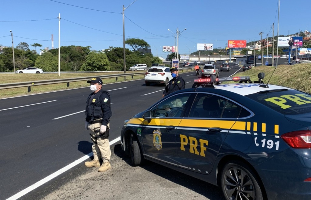 Caminhão bate em carro causando saída de pista na BR 101