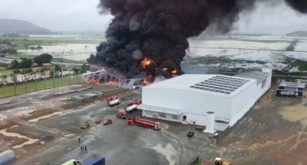 Bombeiros de Lages dão apoio à ocorrência de incêndio industrial, em Piçarras