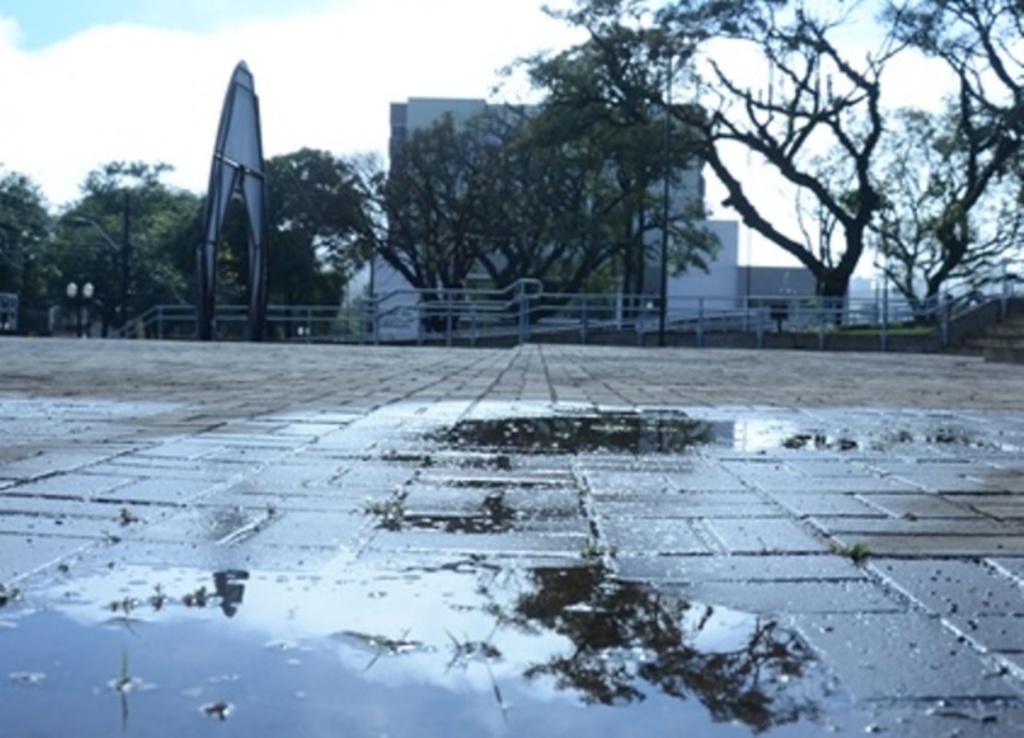 Sol, com aumento de nuvens e chuva