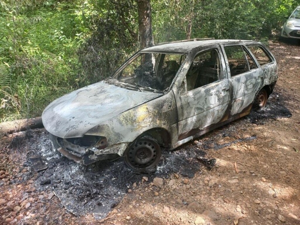 Carro e condutor são incinerados