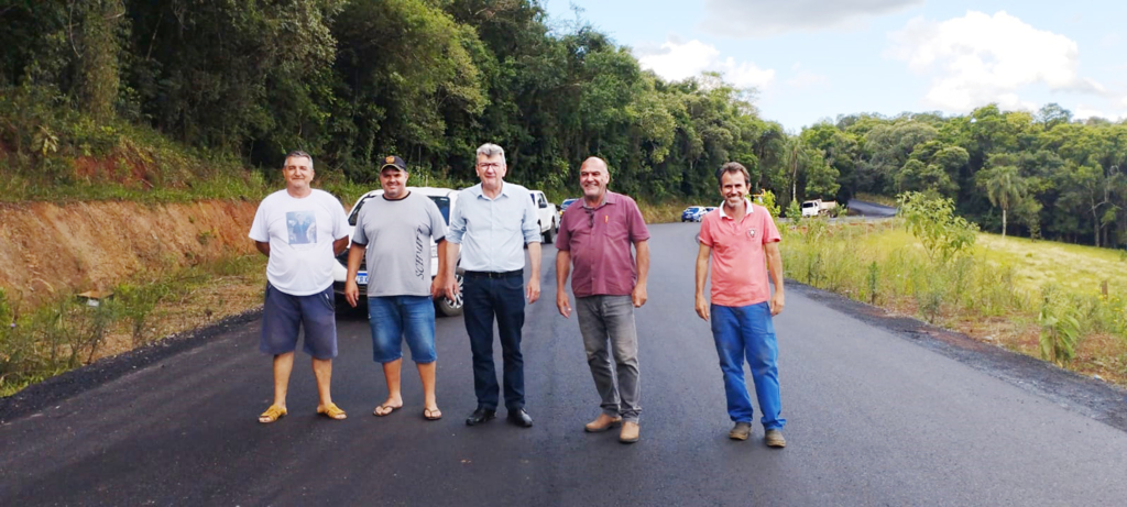 Transformada estrada de chão batido em pavimentação asfáltica no acesso ao distrito de Alto Alegre, município de Capinzal