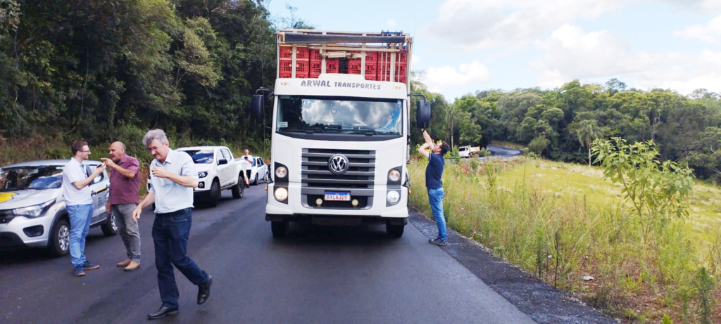 Transformada estrada de chão batido em pavimentação asfáltica no acesso ao distrito de Alto Alegre, município de Capinzal