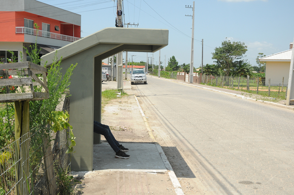 Novos abrigos cobertos em pontos de ônibus são instalados em Garopaba